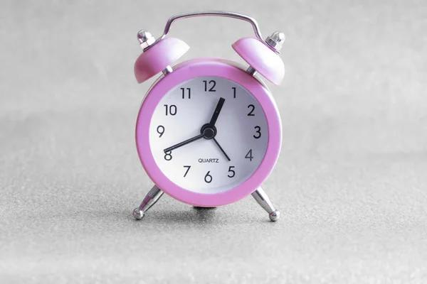 Reloj Despertador Cuarzo Rosa Aislado — Foto de Stock