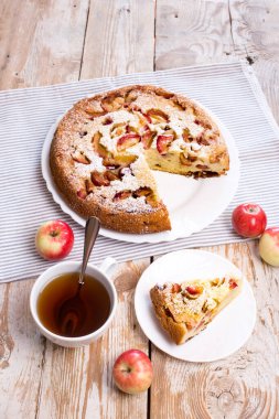 Ev yapımı elmalı turta. Charlotte 'la Lezzetli Kahvaltı ve Çay.