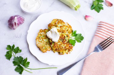Arka planda sarımsaklı yoğurt soslu leziz kabaklı gözleme. Yakın plan..