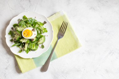 Mikro sebzeli ve yumurtalı taze salatalık. Moda yemekleri. Üst görünüm, düz görünüm, boşluğu kopyala