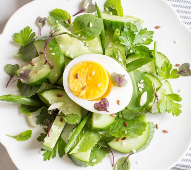 Mikro sebzeli ve yumurtalı taze salatalık. Moda yemekleri. Üst görünüm, düz görünüm