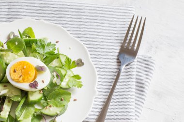 Mikro sebzeli ve yumurtalı taze salatalık. Moda yemekleri. Üst görünüm, düz görünüm.