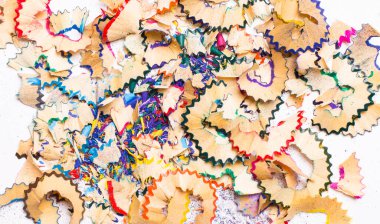 Renkli kalemlerden talaş. Yaratıcılık ve çizim araçları..