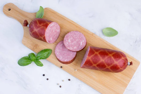 Salsiccia Basilico Peperoni Tagliere Legno Prodotti Della Carne — Foto Stock