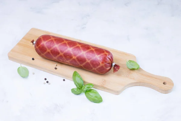 Salsiccia Basilico Peperoni Tagliere Legno Prodotti Della Carne — Foto Stock