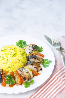 Pişmiş uskumru ve sebze. Hazır deniz ürünleri yemeği..