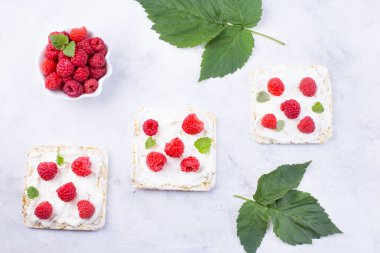 Krem peynirli tost ve taze ahududu. Kahvaltı için lezzetli bir yaz yemeği. Yakın plan..