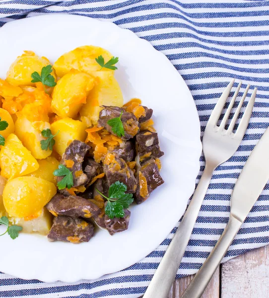 Pedaços de fígado frito com molho de tomate, cebolas e pepinos em conserva  delicioso prato saudável