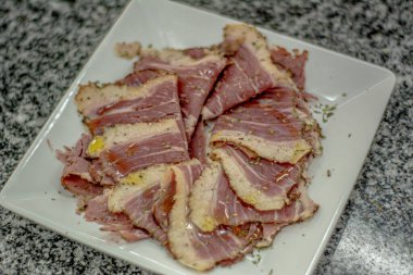 Biftek ve eti kapat.