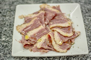 Biftek ve eti kapat.