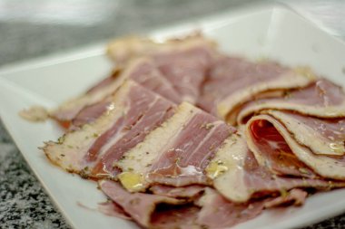 Biftek ve eti kapat.