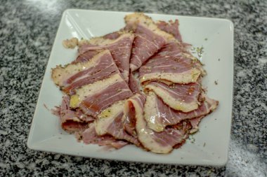 Biftek ve eti kapat.