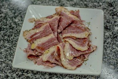 Biftek ve eti kapat.