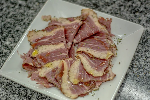 Biftek ve eti kapat.