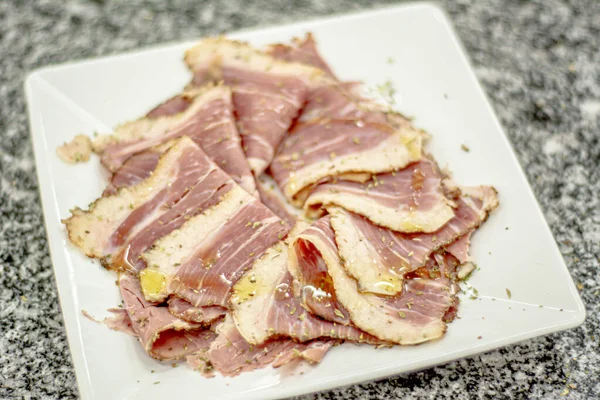 Biftek ve eti kapat.