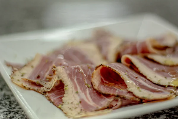 Biftek ve eti kapat.