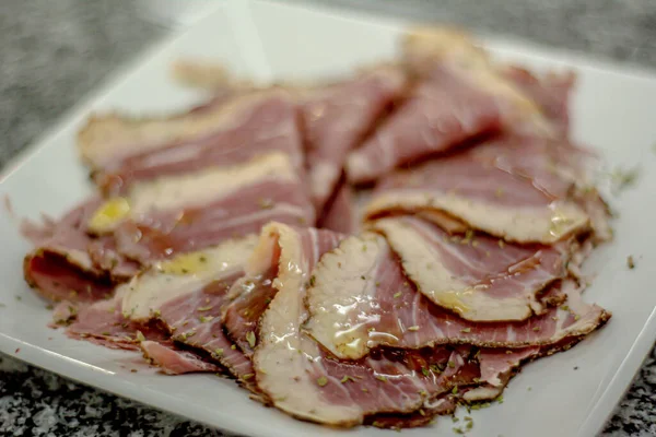 Biftek ve eti kapat.