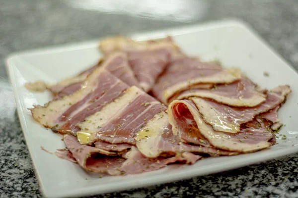 Biftek ve eti kapat.