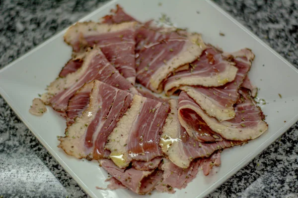 Biftek ve eti kapat.