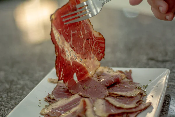 Biftek ve eti kapat.