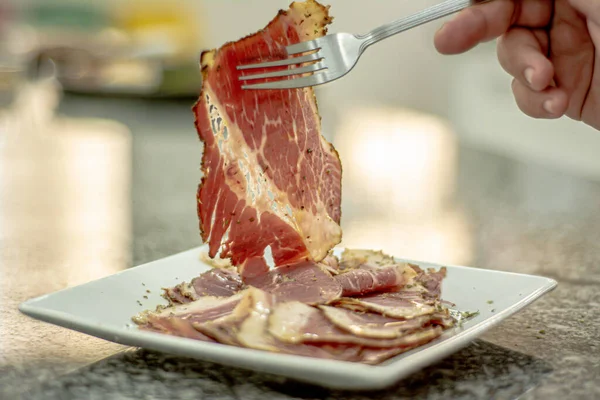 Biftek ve eti kapat.