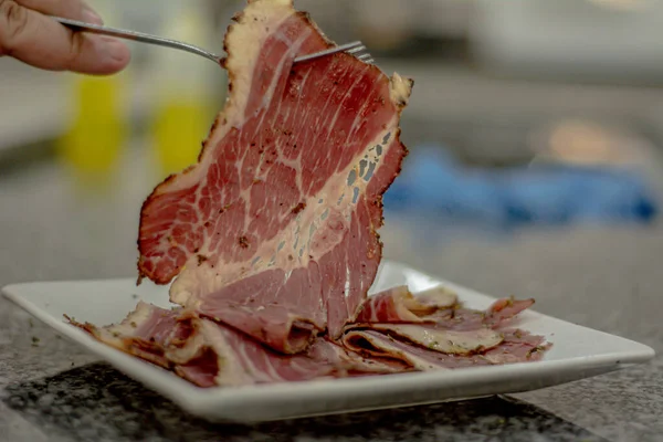 Biftek ve eti kapat.