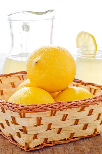 Citroner og limonade, friske - Stock-foto