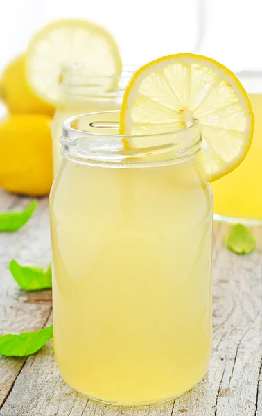 Bir kavanoz limonata — Stok fotoğraf