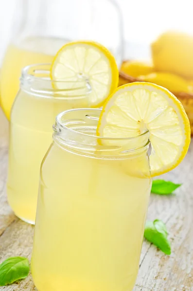 Bir kavanoz limonata — Stok fotoğraf