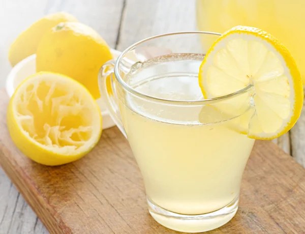 Copo de limonada caseira fresca saborosa Fotografias De Stock Royalty-Free
