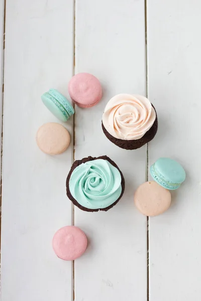 Cupcakes e macarons — Fotografia de Stock