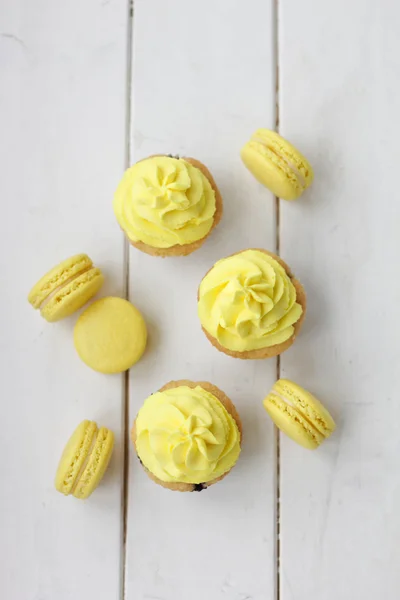Cupcakes och macarons Royaltyfria Stockbilder