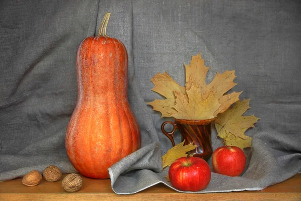 Nature morte d'automne avec citrouille, pommes et feuilles sèches — Photo