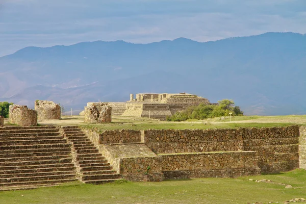 Monte Alban, sitio arqueológico, Ciudad Maya Antigua — Foto de Stock