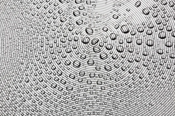 Vattendroppar på en yta av koncentriska cirklar — Stockfoto