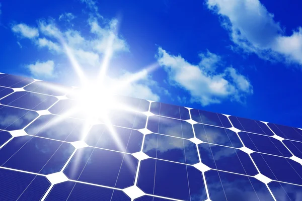 Sonnenkollektoren mit Sonne — Stockfoto