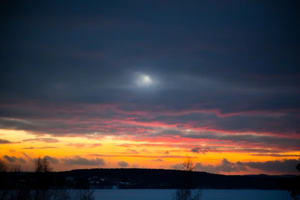 Belo pôr do sol em uma noite de inverno — Fotografia de Stock