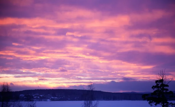 Belo pôr do sol em uma noite de inverno — Fotografia de Stock