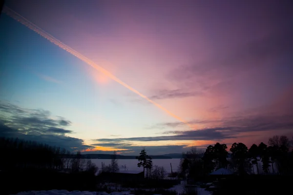 Beau coucher de soleil sur une soirée d'hiver — Photo