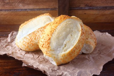 Brezilya fransız ekmeği, kırsal kağıt üzerinde, kırsal ahşap masada kahvaltı için. Mutfak ve Brezilya