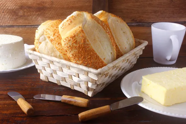 Brasilianskt Franskt Bröd Korg Rustika Träbord Till Frukost Köket Och — Stockfoto