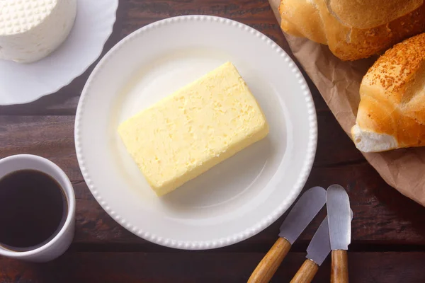 新鲜的有机农场黄色黄油 用牛乳制成 放在乡村木桌上 自制食品 — 图库照片