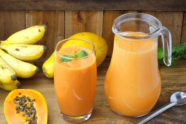 Zelfgemaakte Papaya Smoothie Met Munt Beker Glazen Pot Rustieke Houten — Stockfoto