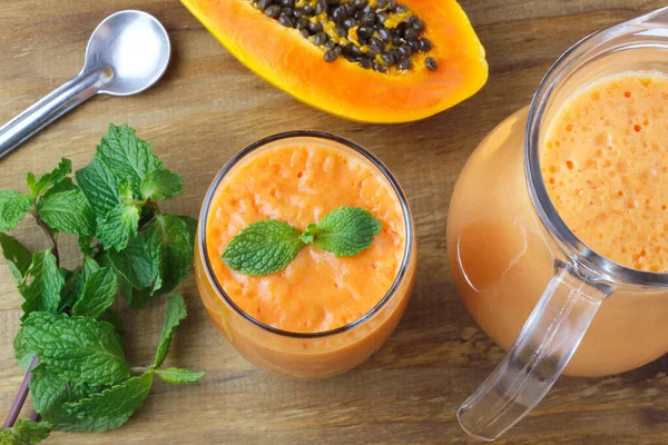 Zelfgemaakte Papaya Smoothie Met Munt Beker Glazen Pot Rustieke Houten — Stockfoto