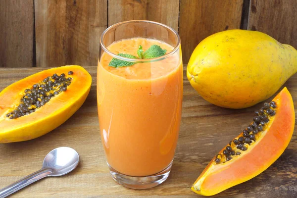 Zelfgemaakte Papaya Smoothie Met Tropisch Fruit Munt Glazen Beker Rustieke — Stockfoto