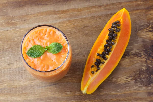 Zelfgemaakte Papaya Smoothie Met Tropisch Fruit Munt Glazen Beker Rustieke — Stockfoto