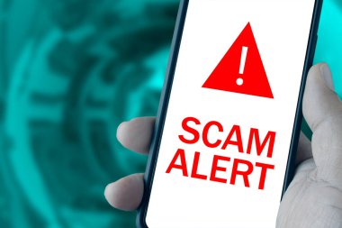 Siber saldırının yol açtığı akıllı telefon ekranında alarm mesajı. Bilgi güvenliği kavramı