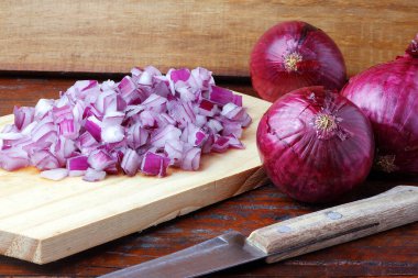 Kırsal ahşap masa üzerinde dilimlenmiş kırmızı soğan. Görüntüyü kapat