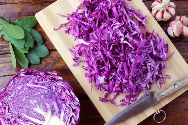 Sliced Raw Red Cabbage Rustic Wooden Table Top View — Stock Photo, Image