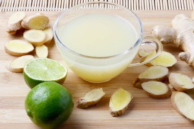 Cam bardakta limon zencefil suyu, organik, sağlıklı, antioksidan ve detoks. en üstteki görünüm